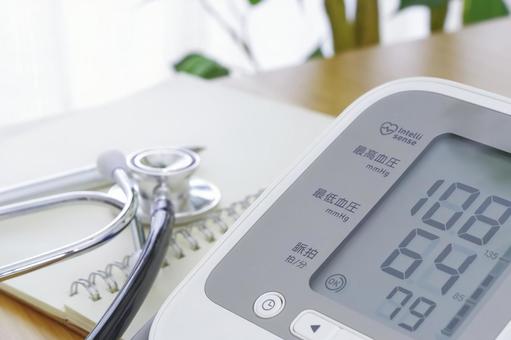 血圧計で健康管理をするイメージ 血圧,血圧計,測定の写真素材
