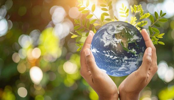 地球儀を両手で支えて自然環境を保護するの写真