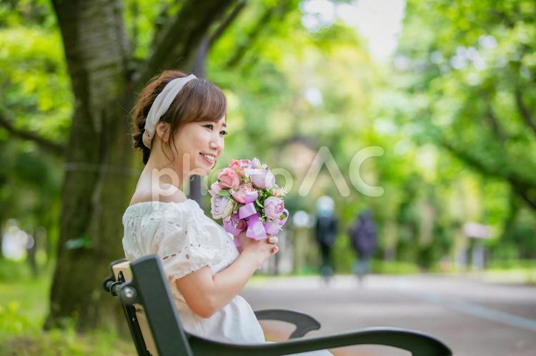 花束を持つ女性 花嫁,ブーケ,花束の写真素材