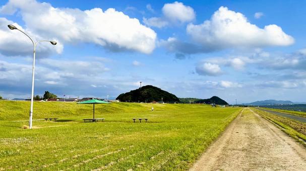 遠賀川の広々とした河川敷 遠賀川の広々とした河川敷 河川敷,遠賀川,草原の写真素材
