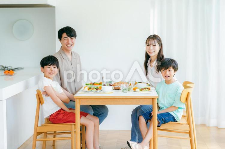 ダイニングで食事する家族 家族,食事,食卓の写真素材