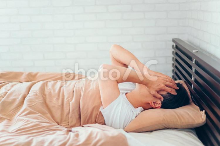 寝室にいる男性（体調不良） 不眠症,睡眠不足,睡眠障害の写真素材