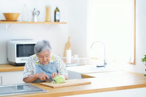 キャベツを千切りしている高齢女性 女性,キャベツ,包丁の写真素材