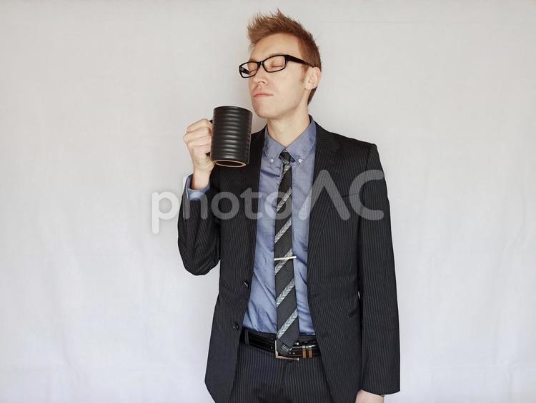 休憩中にコーヒーを飲んでいるビジネスマン ビジネスマン,ビジネス,スーツの写真素材