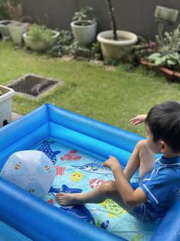 庭でプール遊びをする子ども 庭でプール遊びをする子ども 子供,プール遊び,庭の写真素材