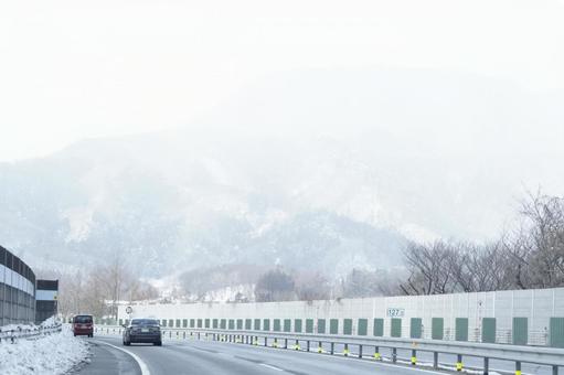 雪の高速道路 雪上走行,タイヤ規制,雪道の写真素材