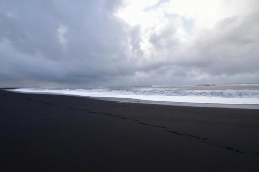 レイニスファラ海岸の黒い砂浜と荒波 レイニスファラ海岸の黒い砂浜と荒波 ブラックサンドビーチ,アイスランド,ビーチの写真素材