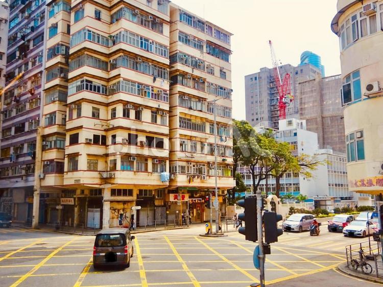 サイバーパンクな香港の交差点の車窓 空,車窓,スカイラインの写真素材