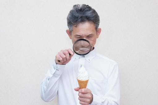 ソフトクリームと中年男性4 ソフトクリームと中年男性4 ソフトクリーム,アイスクリーム,アイスの写真素材