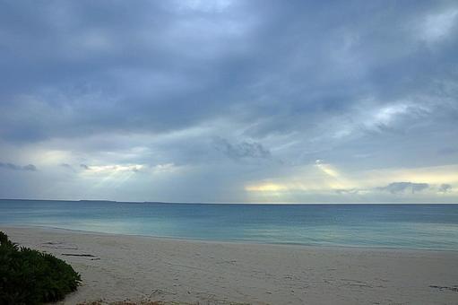 ニューカレドニア474 ウヴェア島 光芒 ニューカレドニア474 ウヴェア島 光芒 ニューカレドニア,ウヴェア島,パラディッドウヴェアの写真素材
