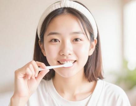 歯磨きをする女性 歯磨きをする女性の写真