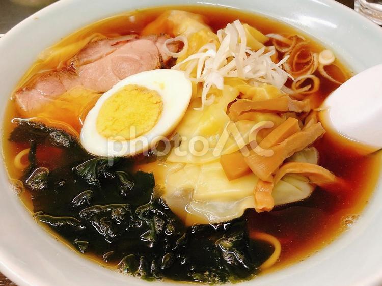 日本、豊島区の漫画家が愛した醤油ラーメン 東京,ワンタン麺,醤油ラーメンの写真素材