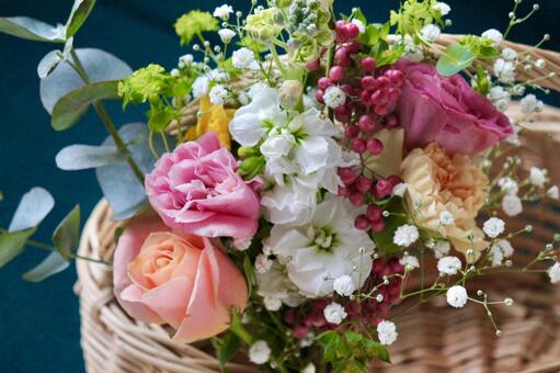 ナチュラルでかわいいフラワーバスケット 花,ナチュラル,フラワーアレンジメントの写真素材