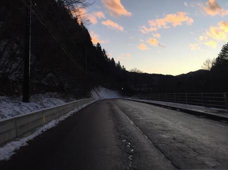 雪国の夕暮れの写真