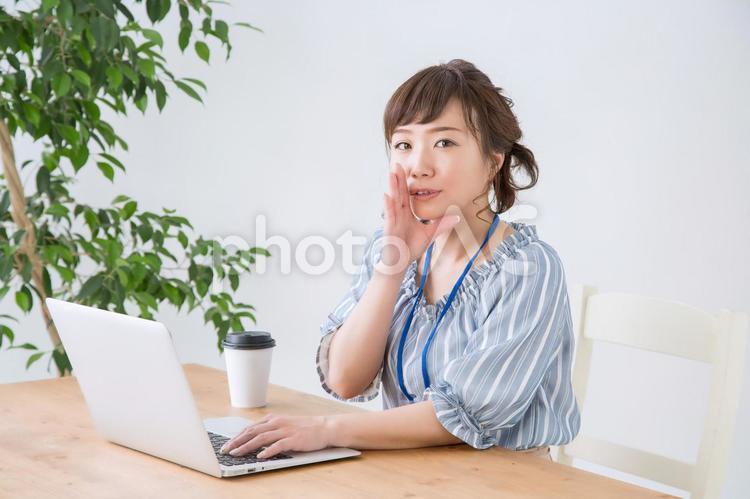 ノートパソコンで仕事をする女性（伝える） テレワーク,リモートワーク,ビジネスの写真素材
