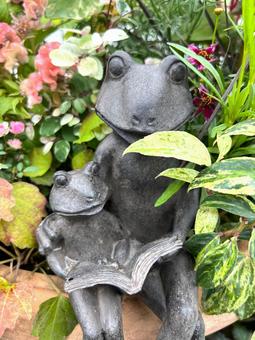 カエルの親子 カエルの親子 カエル,オブジェ,置物の写真素材