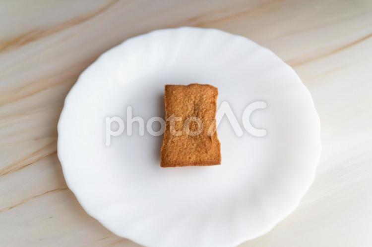焼き菓子と白皿の俯瞰写真① 焼き菓子,焼きたて,スイーツの写真素材