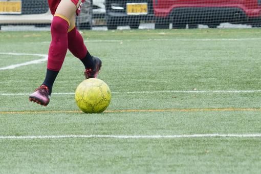 サッカー ドリブル 赤いユニフォーム サッカー ドリブル 赤いユニフォーム コピースペース,サッカー,ドリブルの写真素材