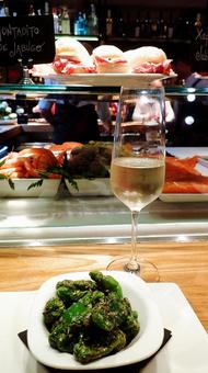 ピミエントス・デ・パドロン　バルセロナ ピミエントス・デ・パドロン,ピミエントス,ししとうの素揚げの写真素材