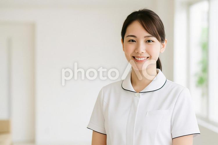 医療施設内で待合室に立つ女性スタッフ 女性,ヘルスケア,健康の写真素材