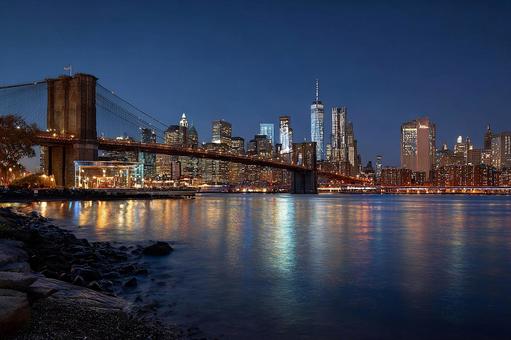 橋から望む都市の夜景の写真