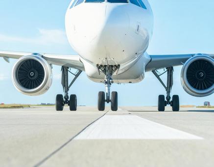 滑走路上の航空機 滑走路上の航空機の写真
