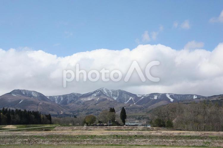 山脈と田んぼのある風景 山脈,奥羽山脈,福島の写真素材