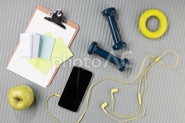 クリップボードの上の付箋やスマホ スマートフォン,イヤホン,リンゴの写真素材