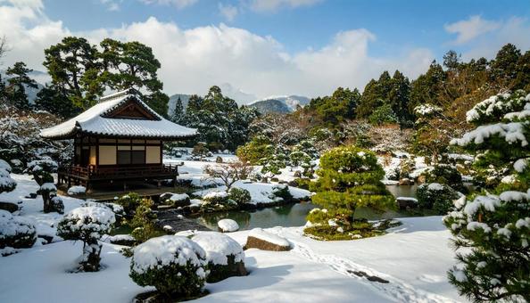 大雪が降った翌日の朝の日本庭園 大雪が降った翌日の朝の日本庭園の写真