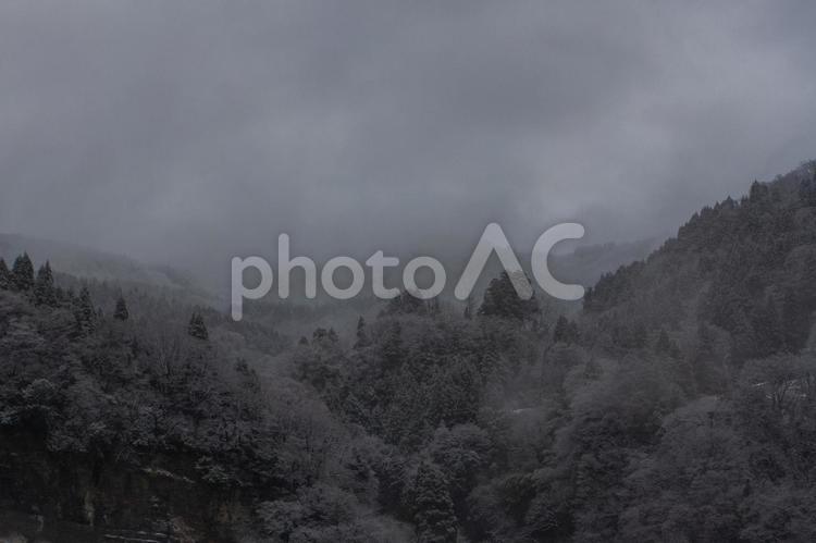 水墨画のような山 山,墨絵,雪の写真素材