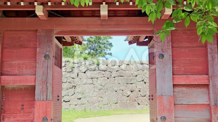 和歌山城、朱色の門と青空を望む 朱色の門,青空を望む,和歌山城の写真素材