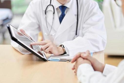 Hands of a male doctor explaining to the elderly, a doctor, doctor, male, JPG