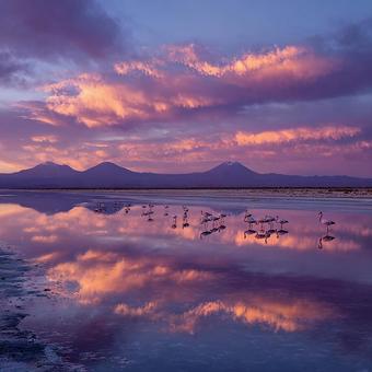 水面に映る幻想的な空と山々 水面に映る幻想的な空と山々の写真