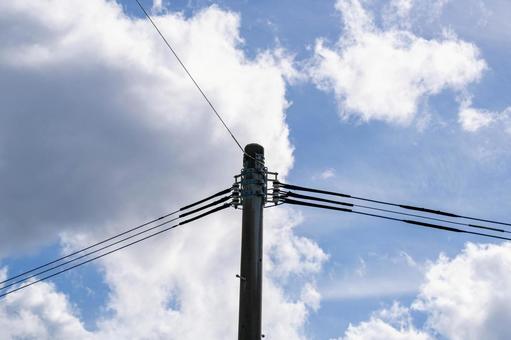 青空に映える電信柱と電線 青空に映える電信柱と電線の写真