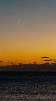 夕日と月とシルエット 三国サンセットビーチ,月,夕日の写真素材