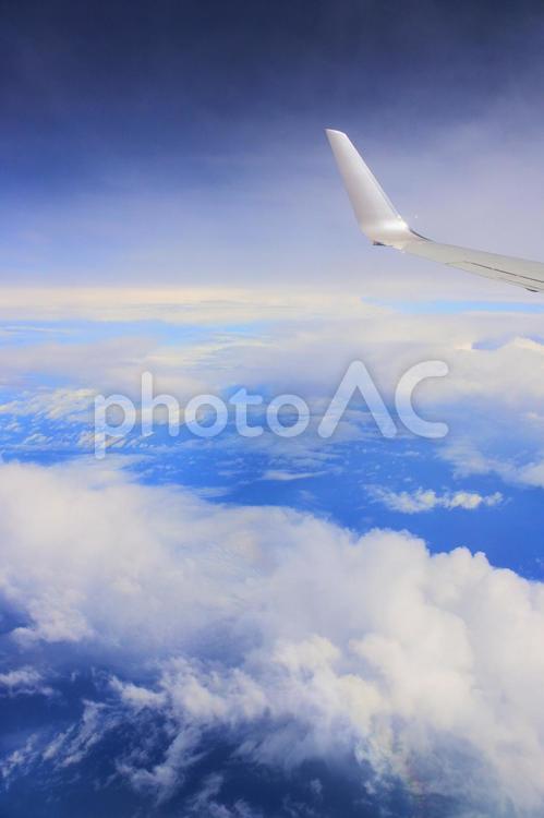 上空写真１（翼付・高解像度写真有り） 上空,空,雲の写真素材