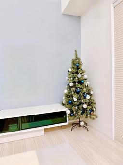 クリスマスツリーのある部屋　縦位置 インテリア,クリスマスツリー,リビングルームの写真素材