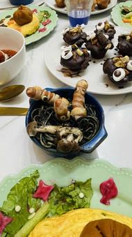 ハロウィンパーティーの家ごはん縦向きの写真