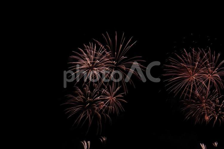 散りばめられた花火 はなび,八月,きれいの写真素材