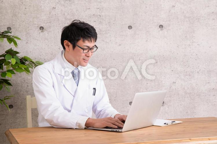 白衣を着た男性 オンライン診療,医療,診察の写真素材