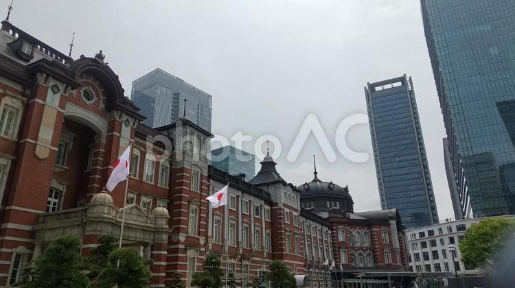 東京駅前丸の内側広場より撮影　4月－2 東京駅,丸の内,広場の写真素材