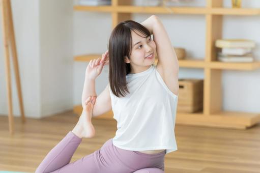 リビングでヨガをする若い女性 リビングでヨガをする若い女性 ヨガ,ダイエット,若い女性の写真素材