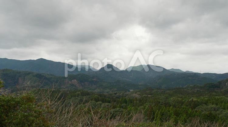 雲行きが怪しい山の景色 木,山,曇りの写真素材