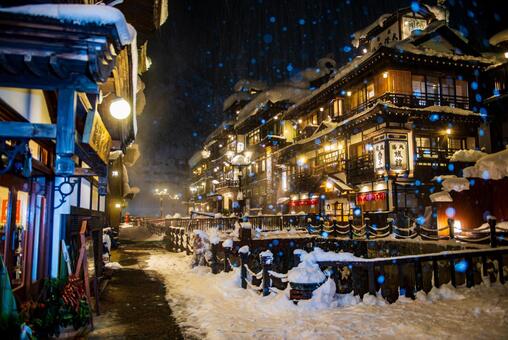 雪が積もった夜の銀山温泉 夜景,夜の眺め,夜景スポットの写真素材