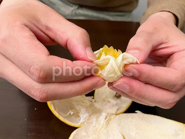 はっさくの皮を剥く男性の手 はっさく,八朔,ハッサクの写真素材
