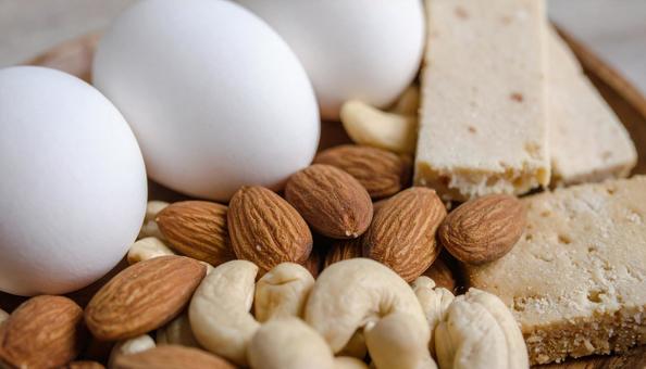 タンパク質を意識した食事　卵、ナッツの写真