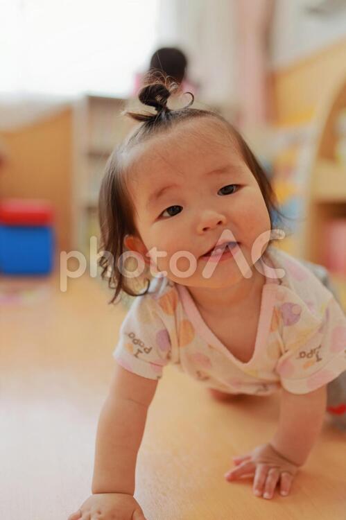 保育園でハイハイする赤ちゃん4 保育園,笑顔,赤ちゃんの写真素材