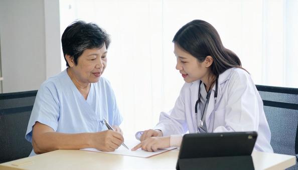 同意書にサインする患者の写真