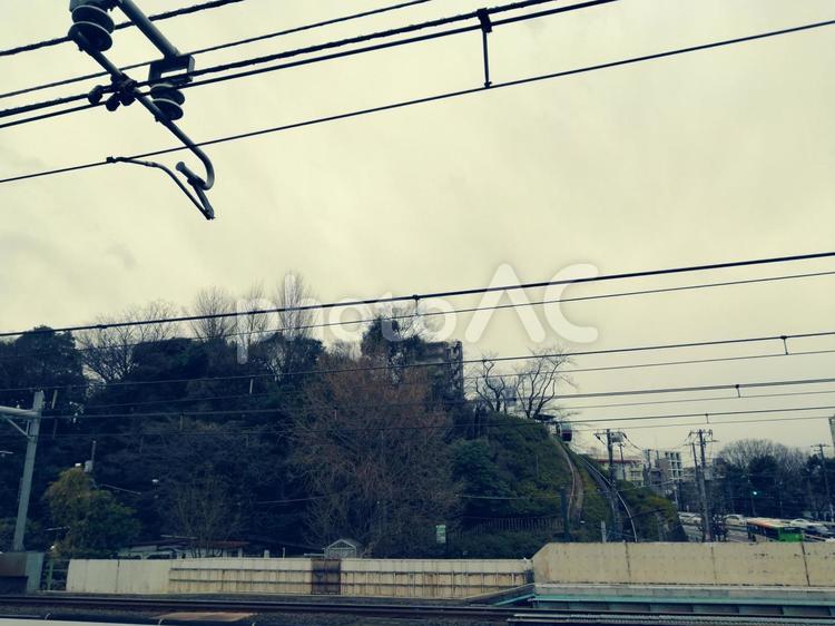 駅から 電線,丘,町並みの写真素材