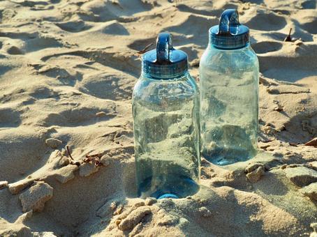 砂浜に置かれたウォーターボトル 砂浜,ウォーターボトル,水筒の写真素材